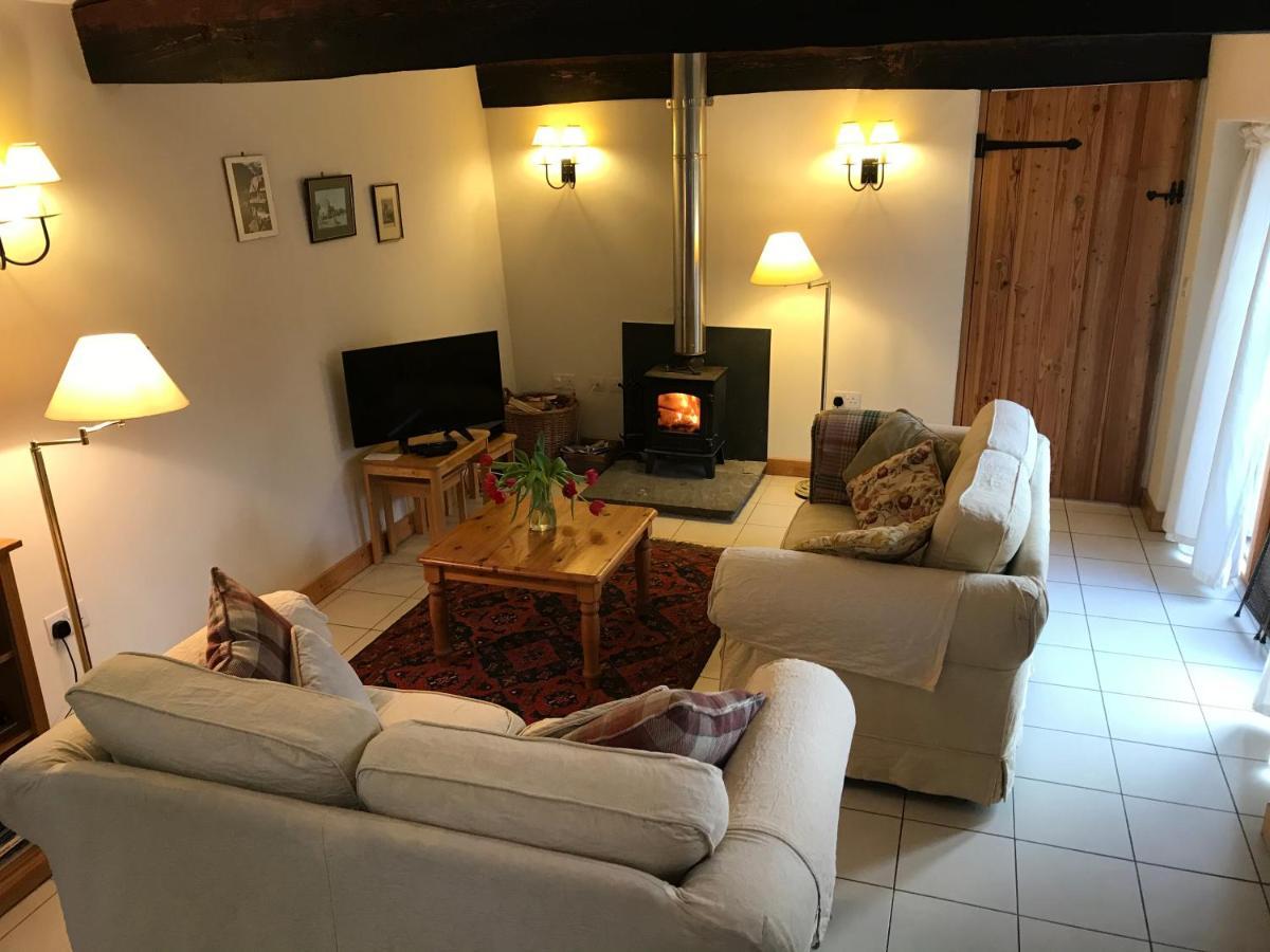 The Old Coach House Appartement Penpergwm Buitenkant foto